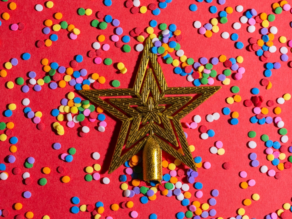 Christmas star topper with red background